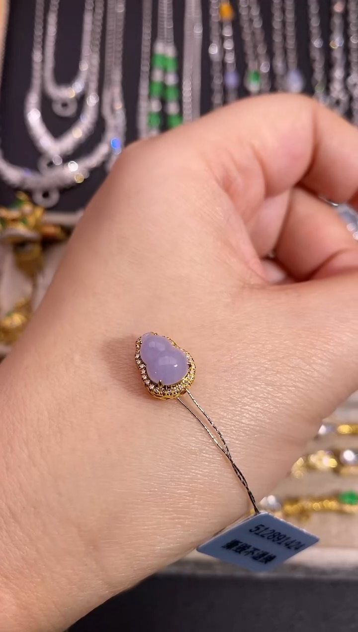 颈饰18K金镶嵌翡翠吊坠