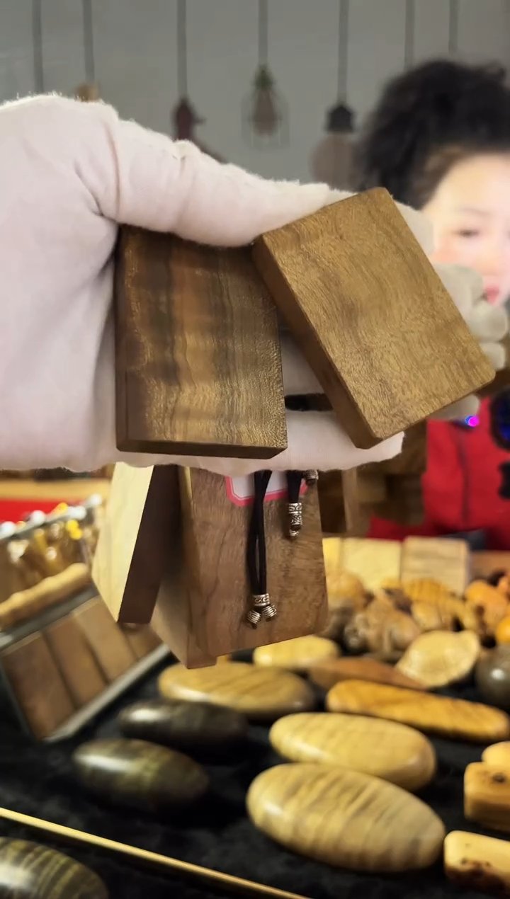 金丝楠九*龙楠阁阁木艺工艺品