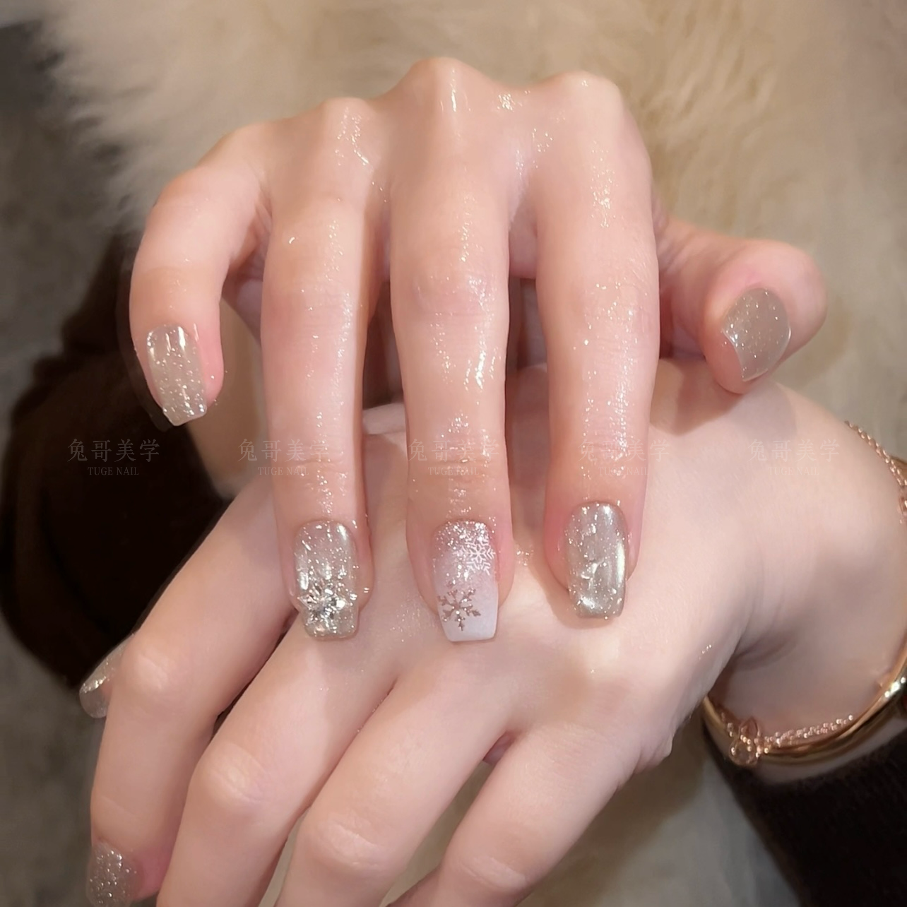 TUGE Nail “雪国列车”高定手绘雪花显白月光粉圣诞美甲猫眼邱邱