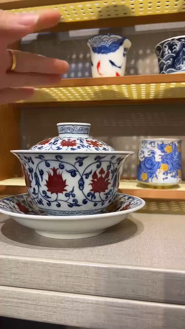 景德镇高温瓷盖碗缠枝莲