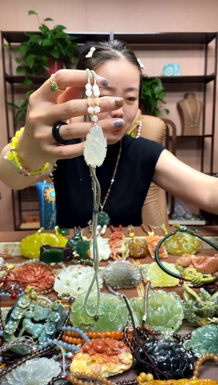 未镶嵌岫玉吊坠·