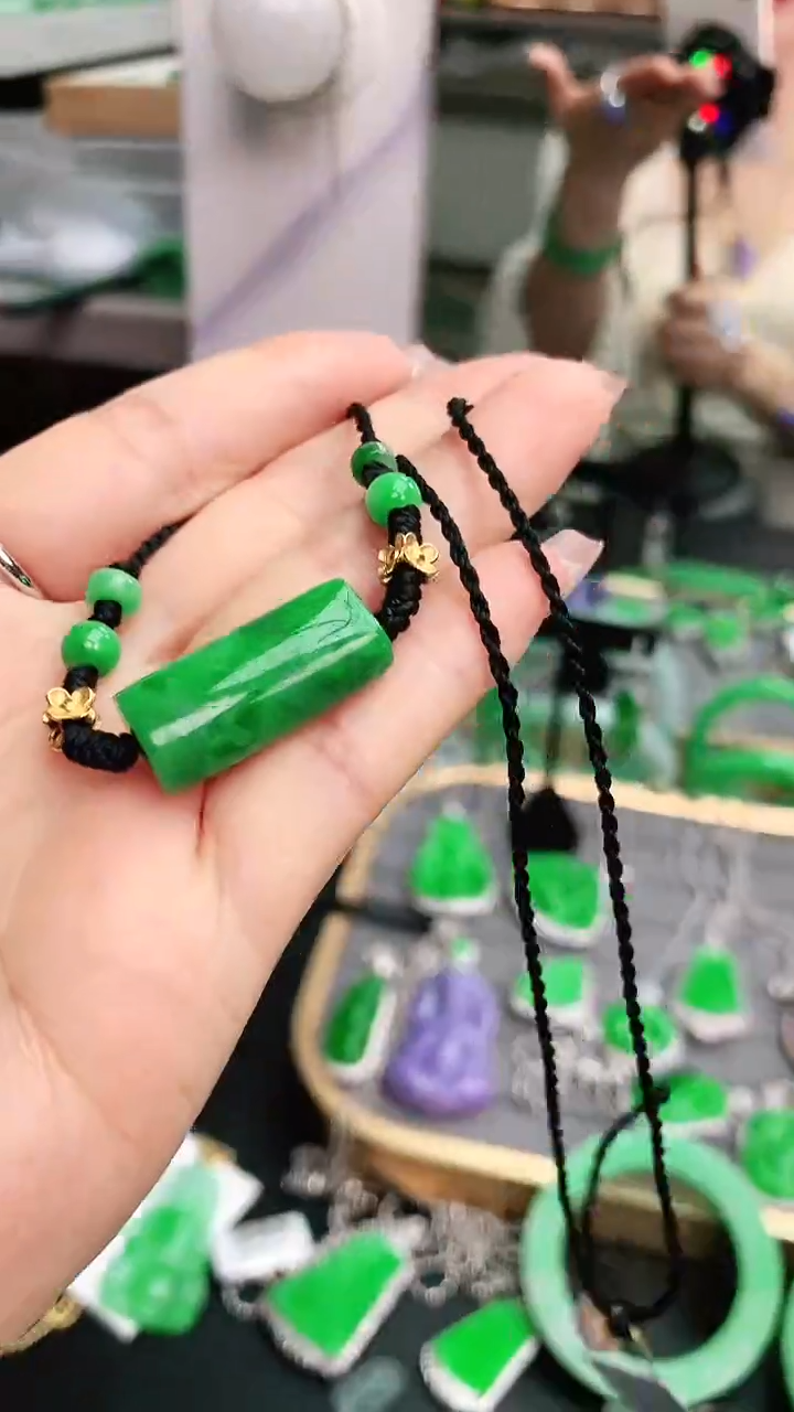 颈饰未镶嵌翡翠赠礼盒证书