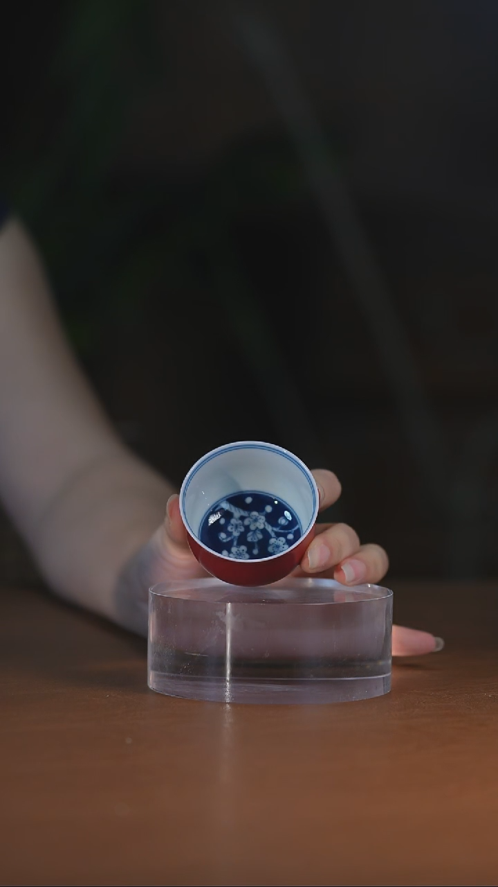 立勤堂红釉青花内绘梅花杯