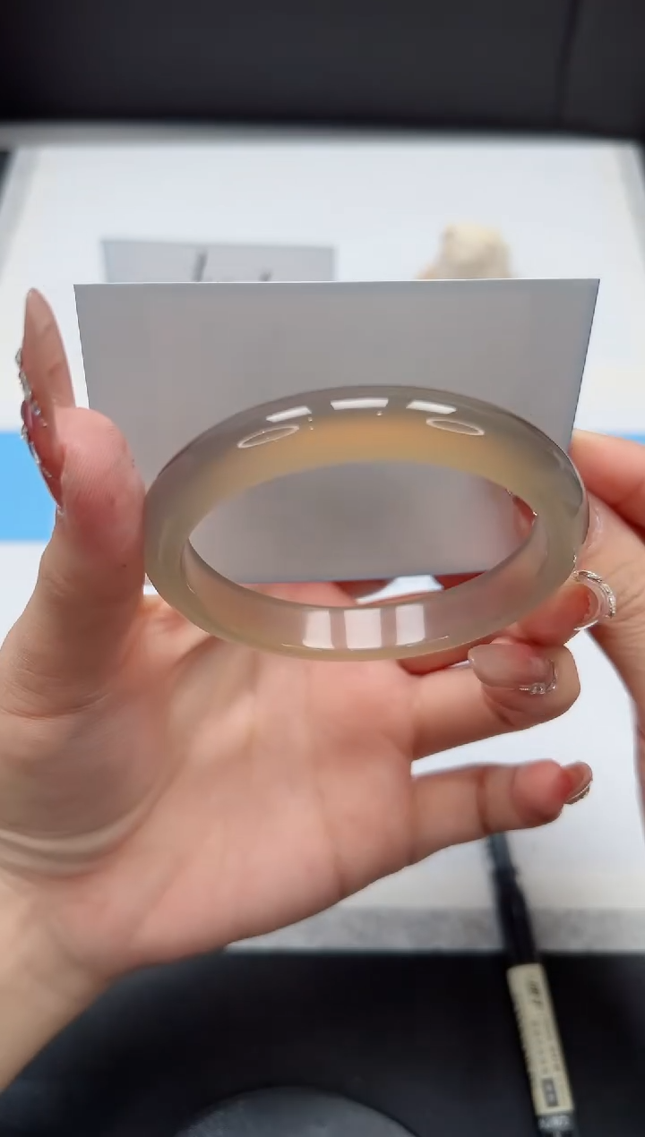 【闪购商品】石英质玉手镯未镶嵌188/58.8灰冰