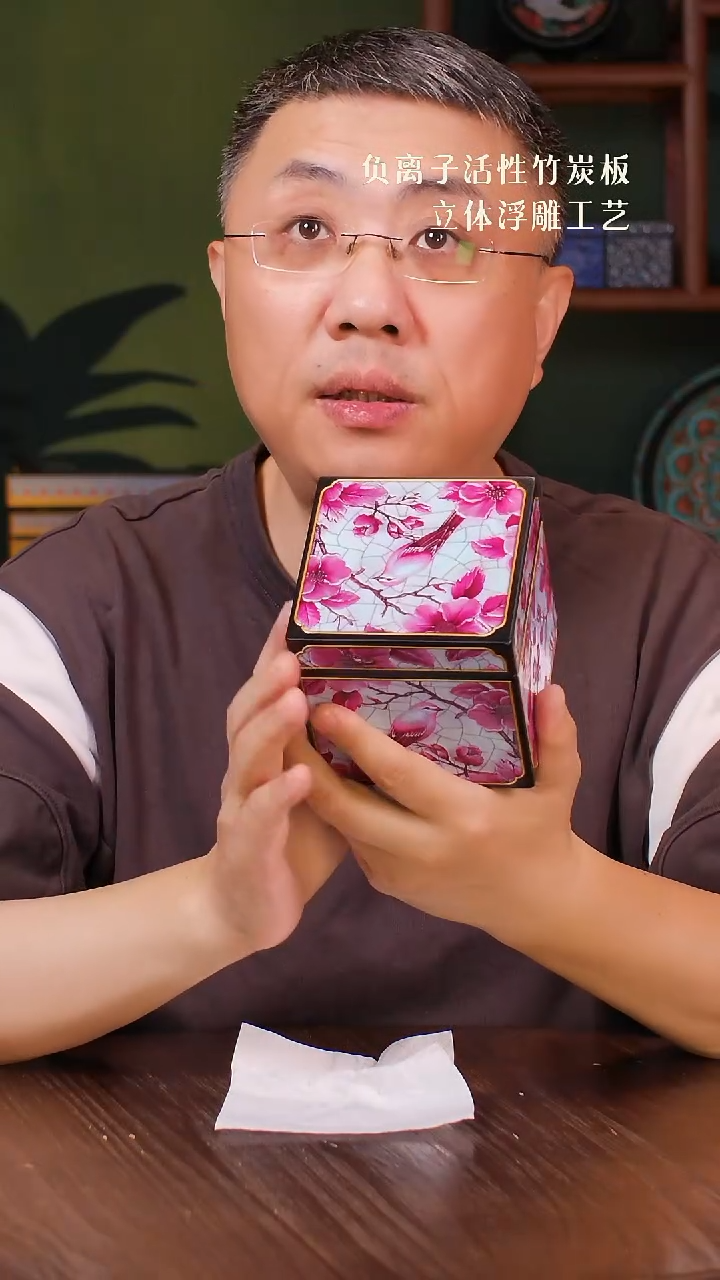 壹藏贰宝胭红花鸟十公分盒子