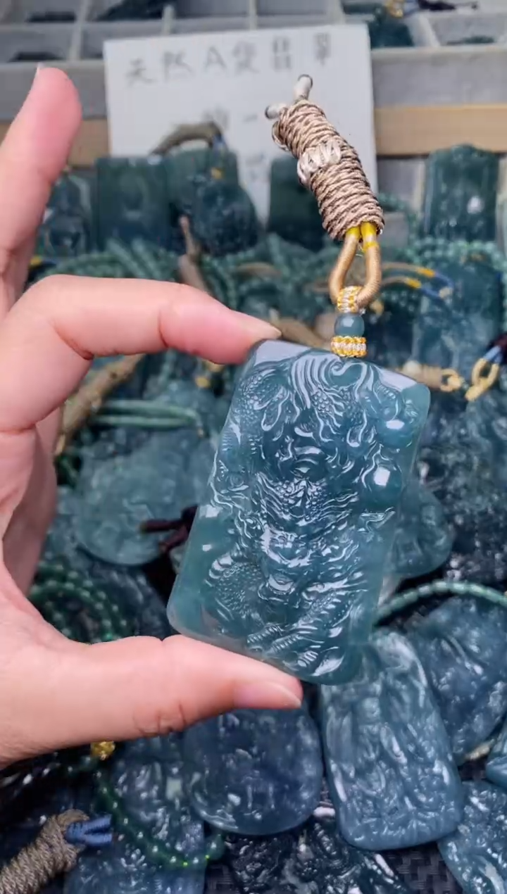 翡翠未镶嵌颈饰          