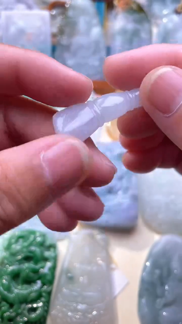 翡翠未镶嵌颈饰莲藕