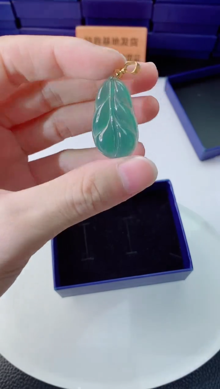 翡翠未镶嵌颈饰   `