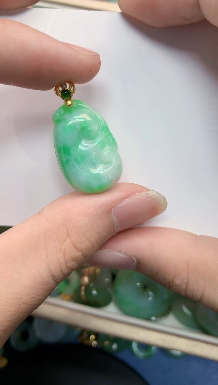 翡翠未镶嵌颈饰        1