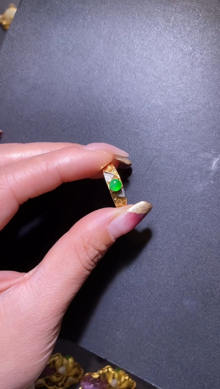 18K金镶嵌戒指翡翠翡翠锤目纹戒指