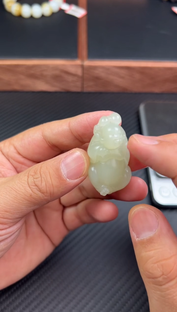 【闪购商品】和田玉吊坠(赠链)未镶嵌且末微色差迪克兰一细