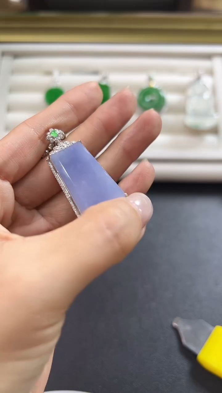 颈饰18K金镶嵌翡翠吃****物KXHM1212-079