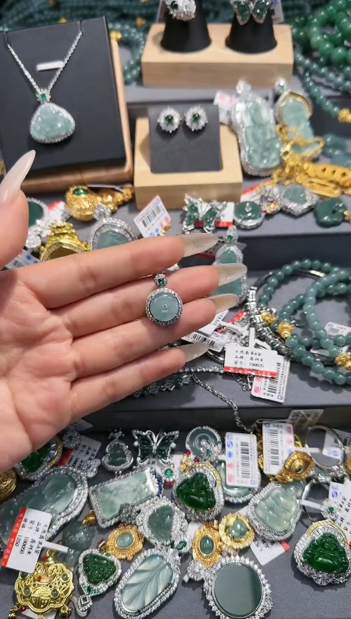 【闪购商品】翡翠吊坠(赠链)未镶嵌天然翡翠