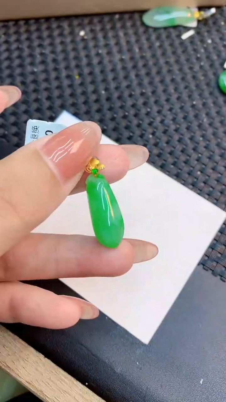 翡翠18K金镶嵌颈饰          1
