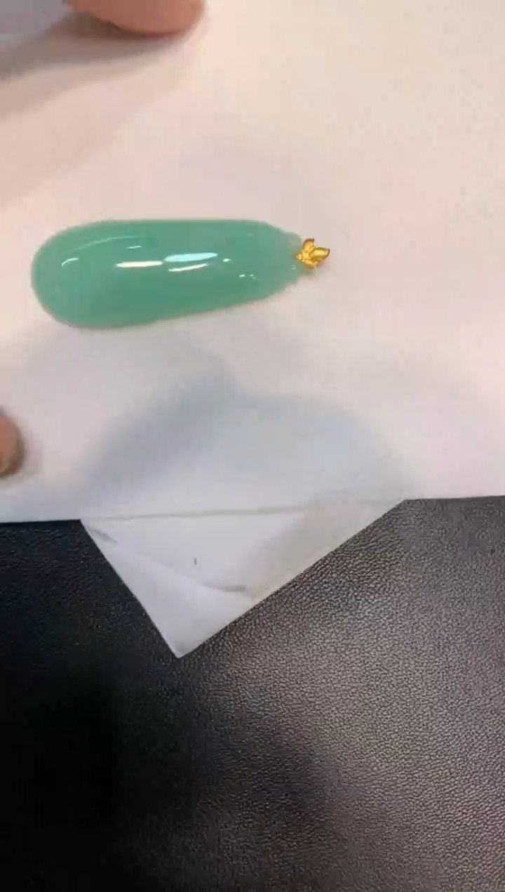 颈饰18K金镶嵌翡翠福瓜