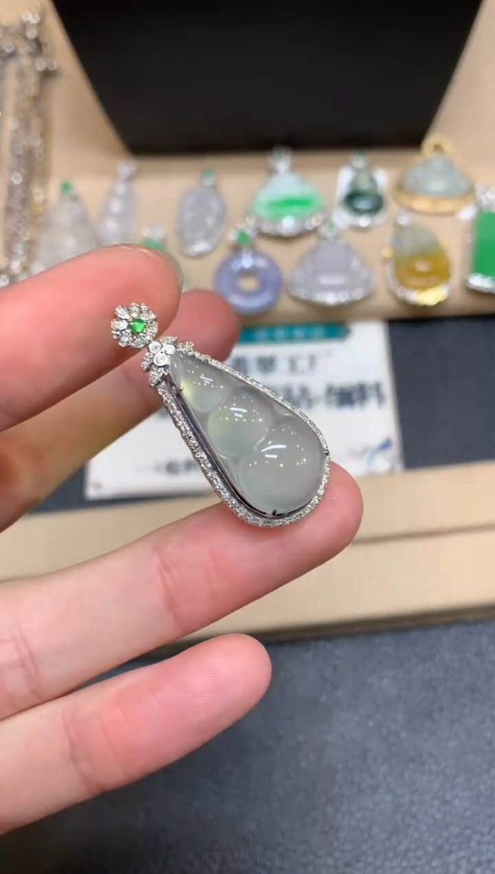 【闪购商品】翡翠颈饰18K金镶嵌福豆【无服务费】