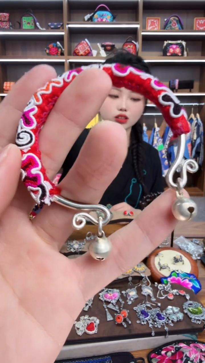 【闪购商品】织绣225蒙阿苏苗绣传承