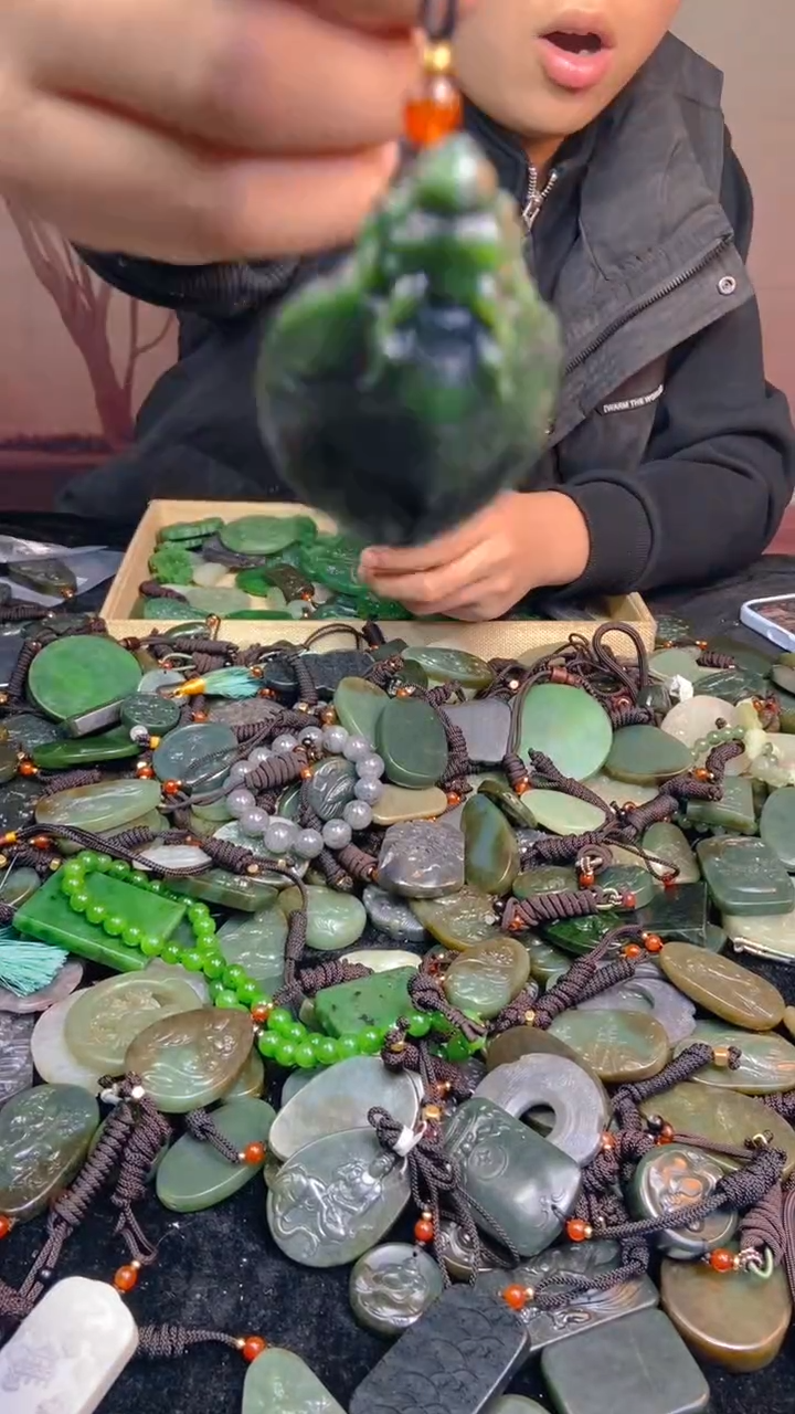 颈饰未镶嵌和田玉1