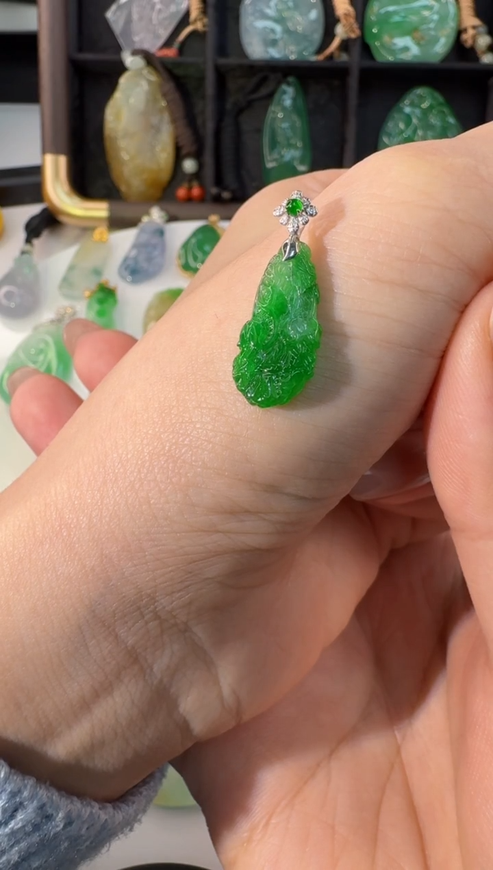 颈饰18K金镶嵌翡翠挖****子缅甸A货翡翠