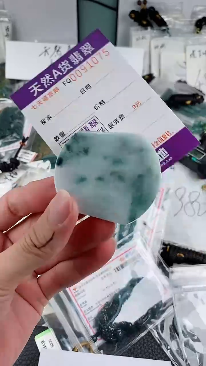 翡翠未镶嵌颈饰              