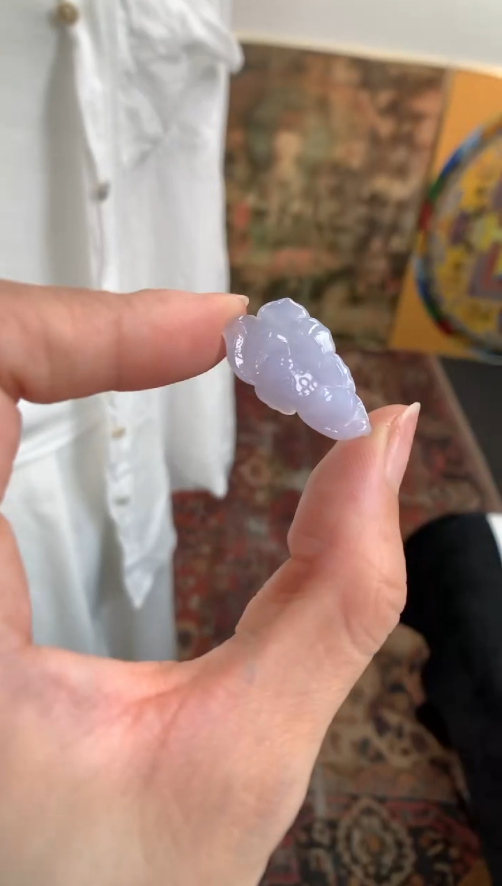 翡翠未镶嵌颈饰莲花