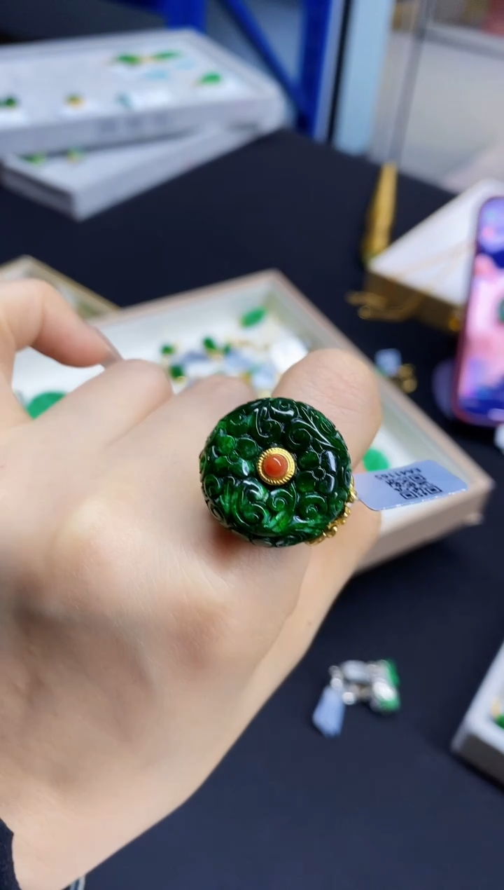 颈饰未镶嵌翡翠戒指