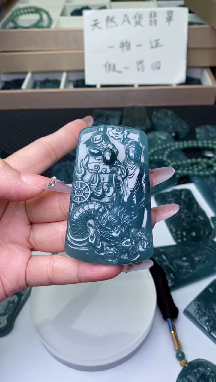 颈饰未镶嵌翡翠          