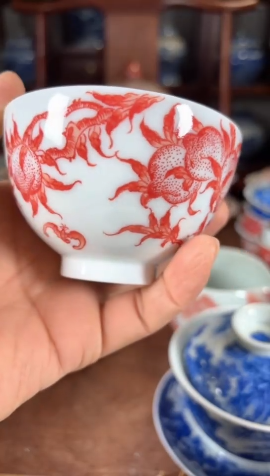 柴窑釉里红九桃五福杯杯瑕疵