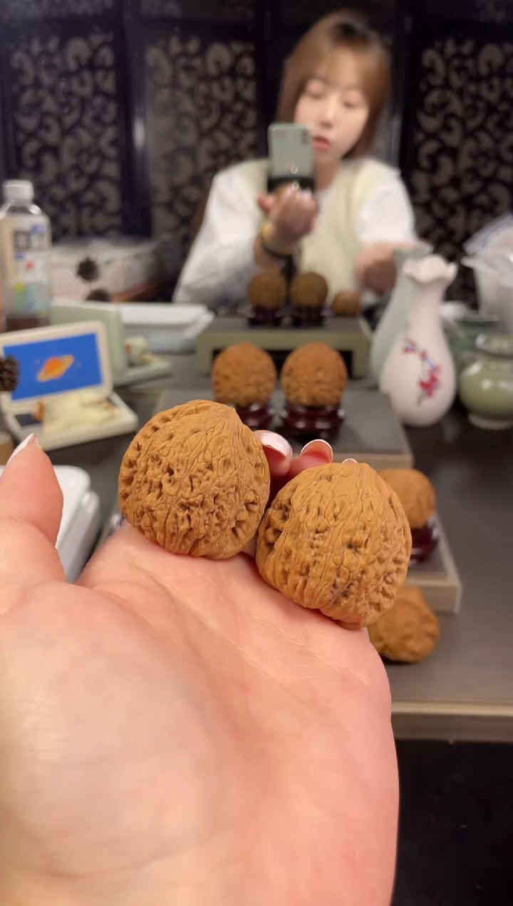 【闪购商品】文玩核桃把件绣球38尺-7