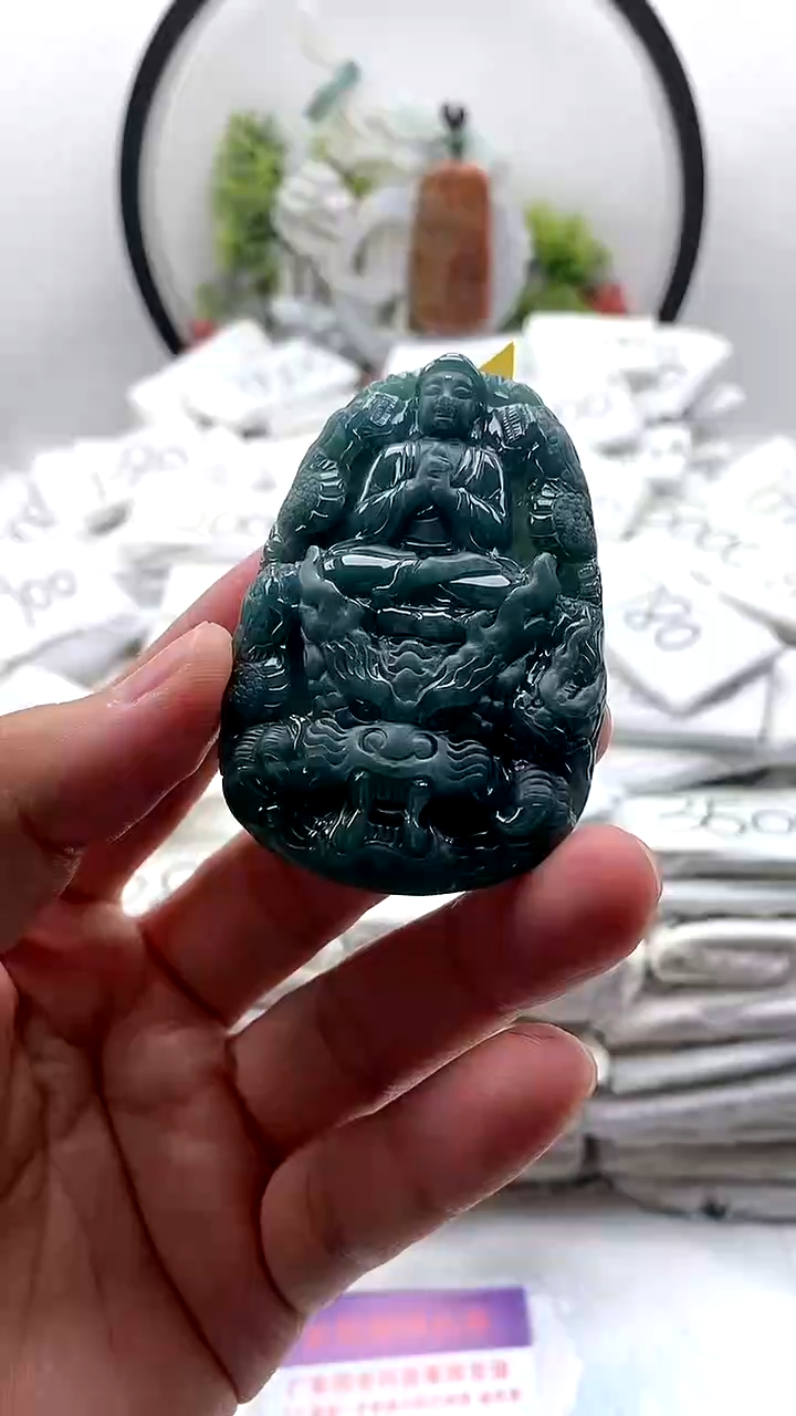 翡翠未镶嵌颈饰大日如来