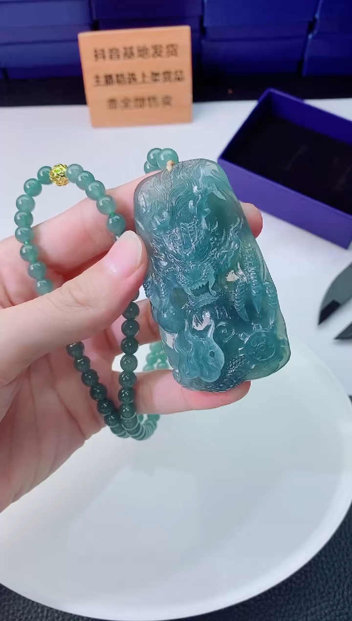 颈饰未镶嵌翡翠   `