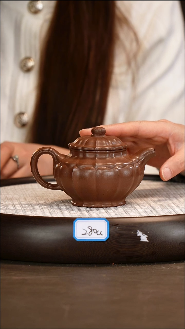 茶壶紫砂【张杏娟】龙潭紫泥 菱花掇只 280cc