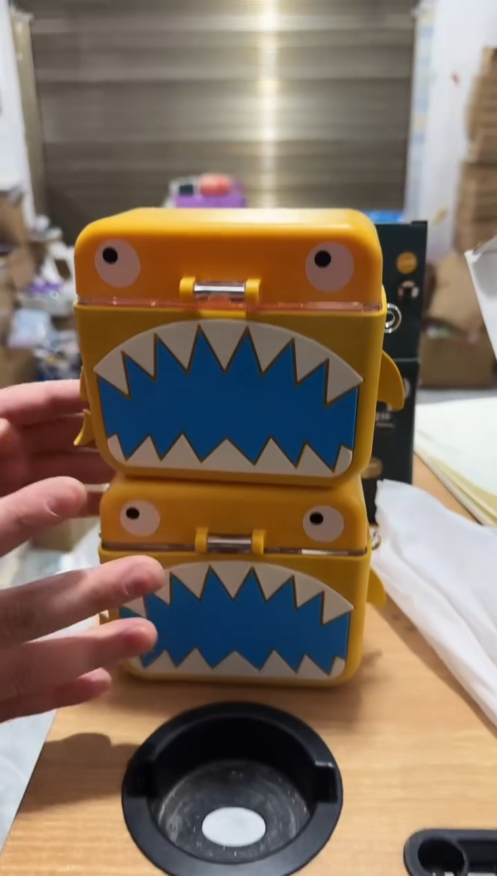 卡通鲨鱼水杯  1个