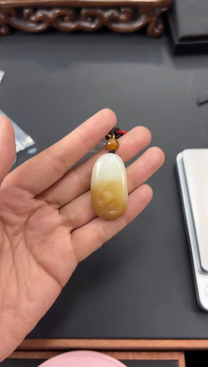 【闪购商品】和田玉吊坠(赠链)未镶嵌且末金山微色差吊坠