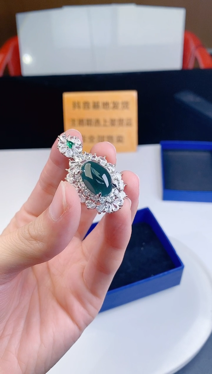 颈饰未镶嵌翡翠  