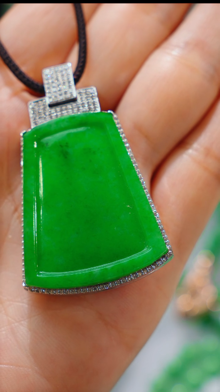 颈饰18K金镶嵌翡翠?翡翠无事牌吊坠