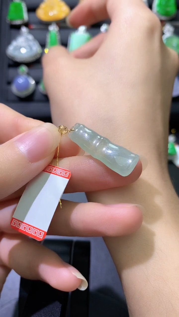 颈饰18K金镶嵌翡翠竹节