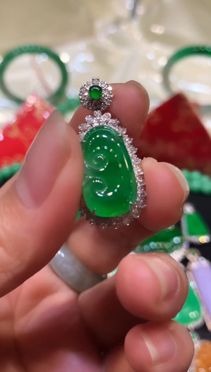 【闪购商品】翡翠吊坠(不含链)18K金镶嵌如意 