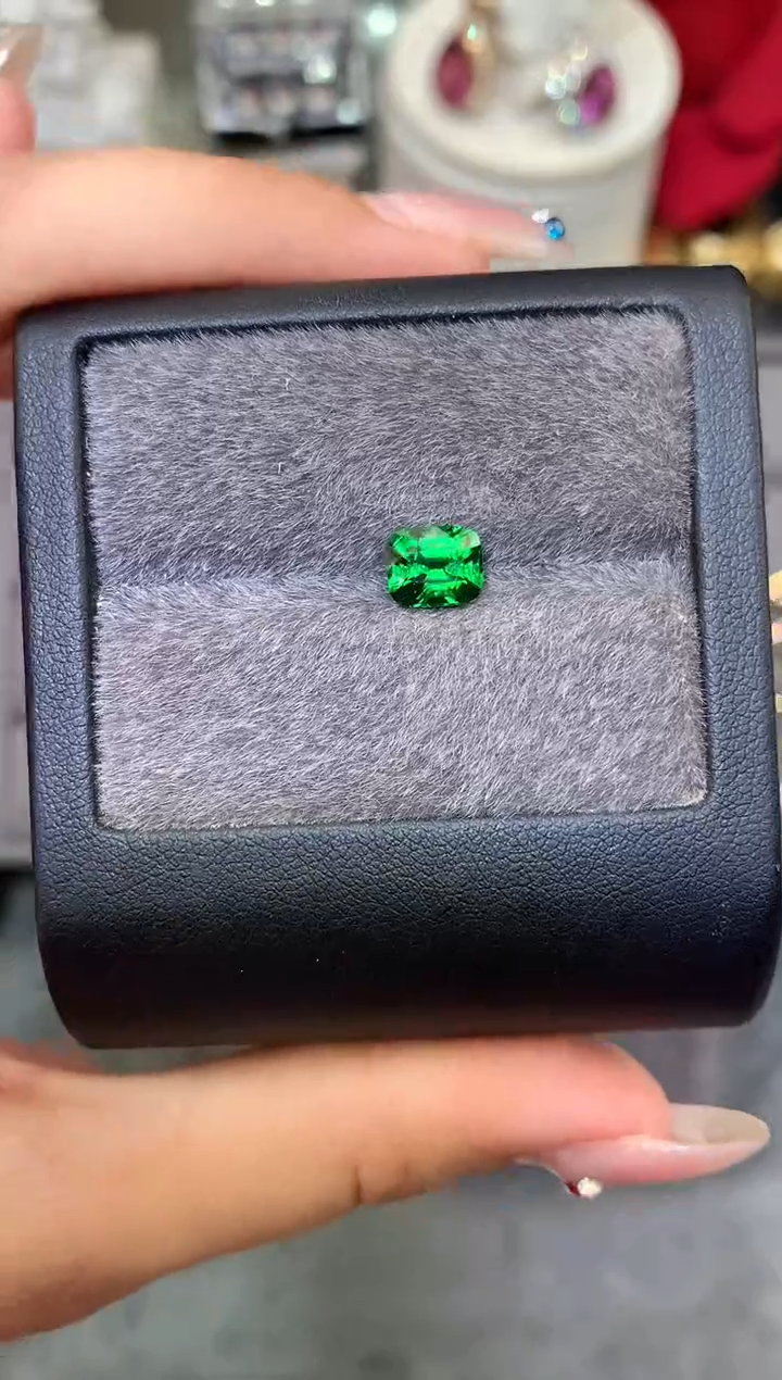 未镶嵌裸石定制石榴石枕型 卡扎尼绿沙弗莱 1.53ct