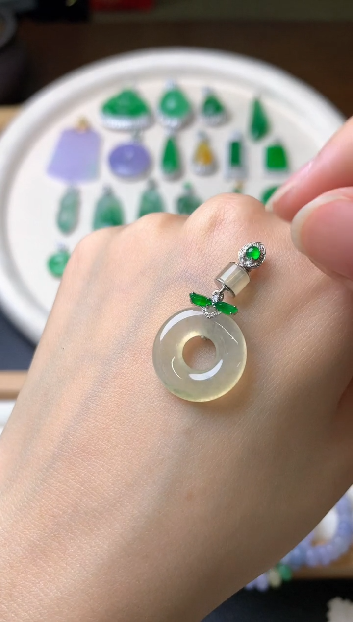 【闪购商品】翡翠吊坠(赠链)18K金镶嵌吊坠