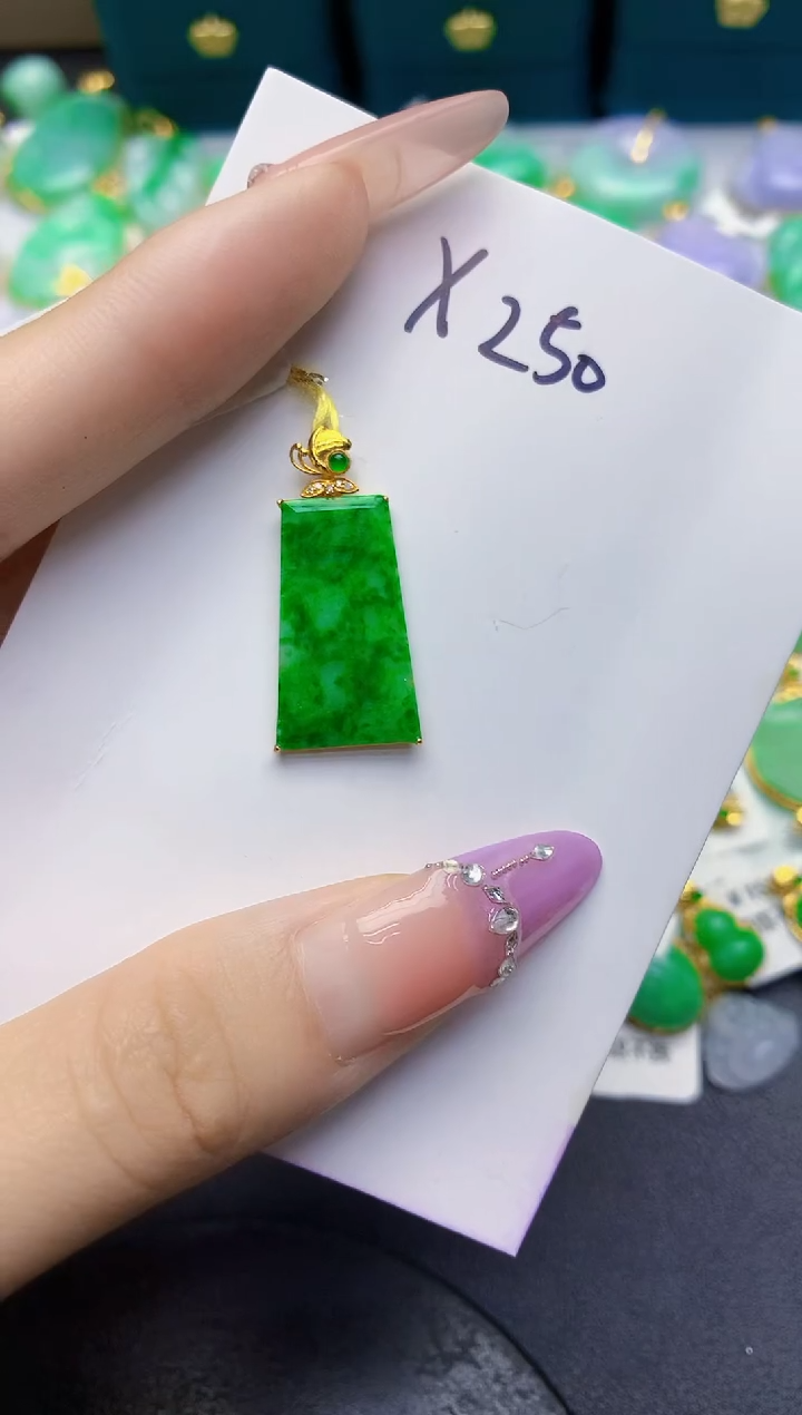 颈饰18K金镶嵌翡翠缅甸天然翡翠A货