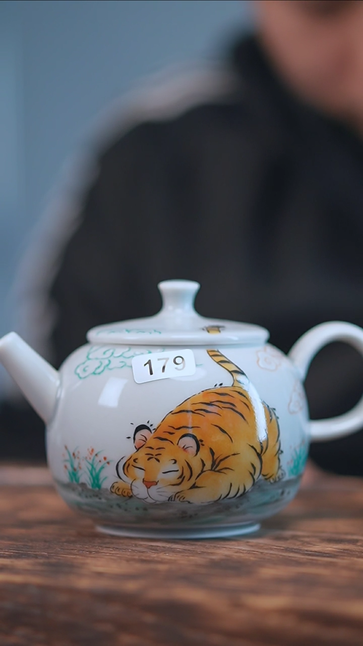 【闪购商品】179景德镇手绘小老虎壶