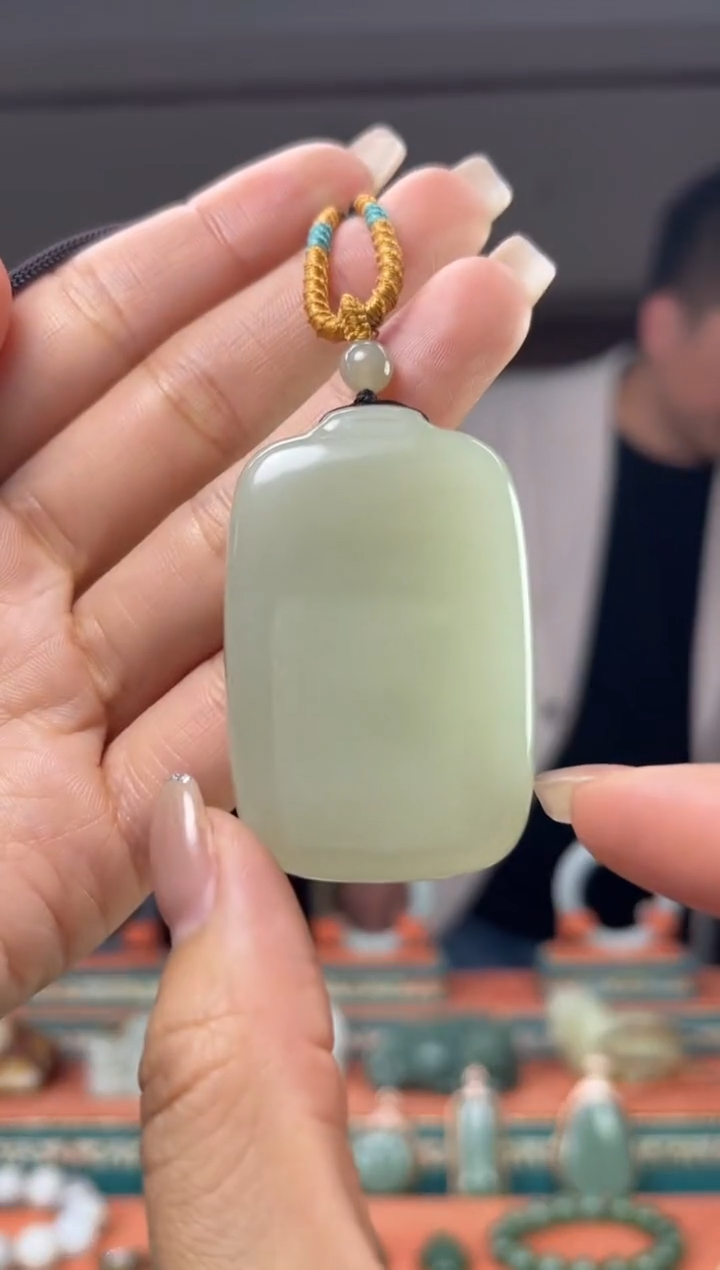 颈饰未镶嵌和田玉佩佩