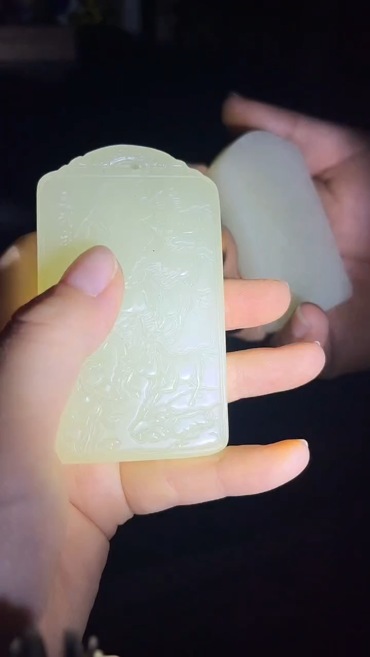 和田玉未镶嵌把件马到成功造型牌.其中1件给.方.白.双面雕