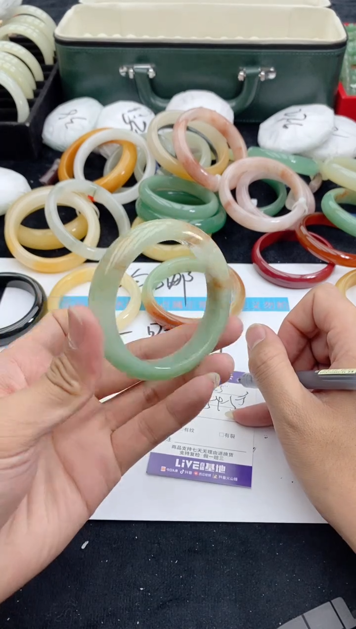 【闪购商品】石英质玉手镯未镶嵌55