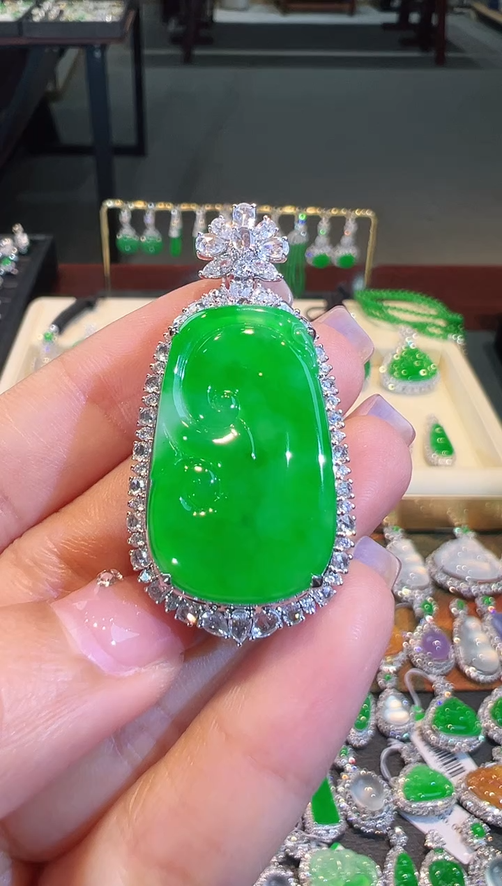 【闪购商品】翡翠吊坠(不含链)18K金镶嵌翡翠