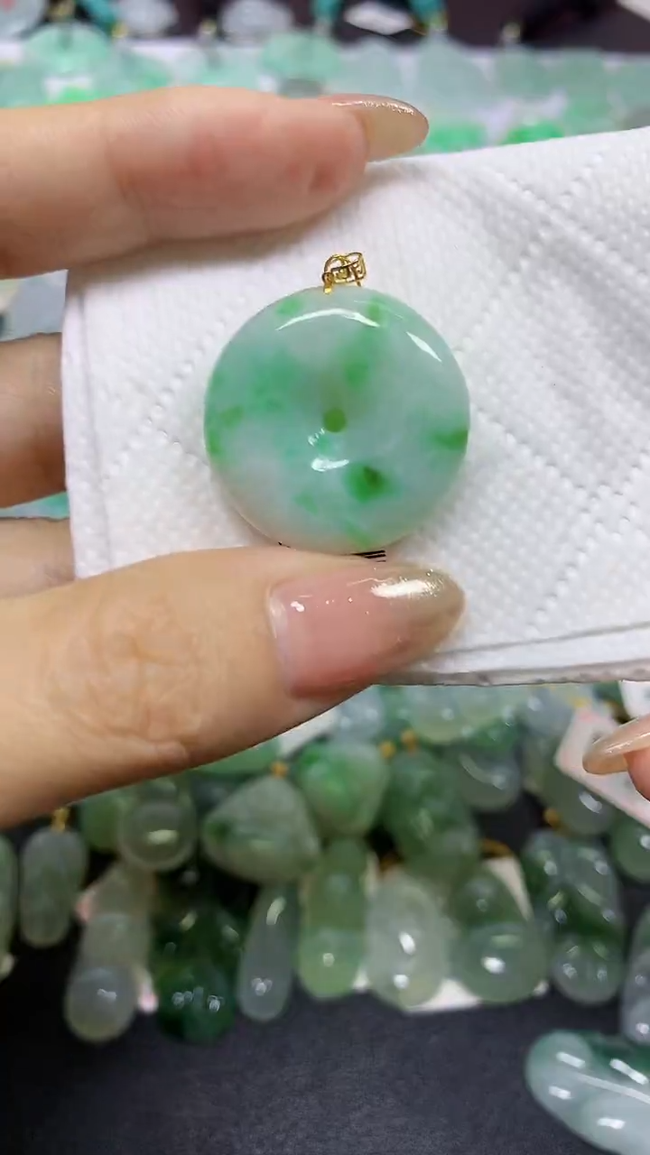 颈饰18K金镶嵌翡翠天然翡翠A货