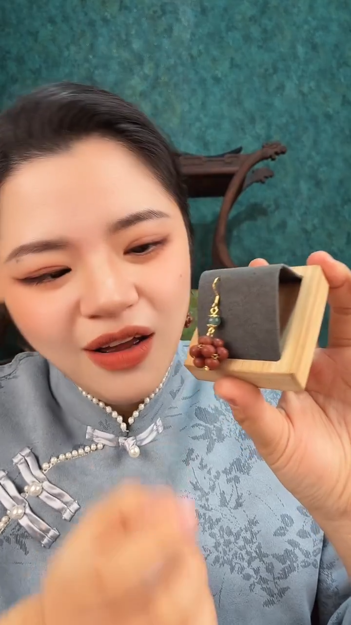 珠串红麝香方小绣球耳坠一对