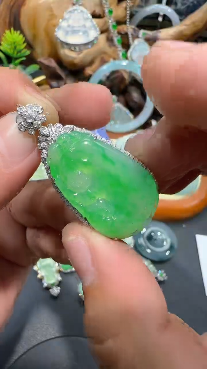 【闪购商品】翡翠吊坠(不含链)18K金镶嵌吊坠