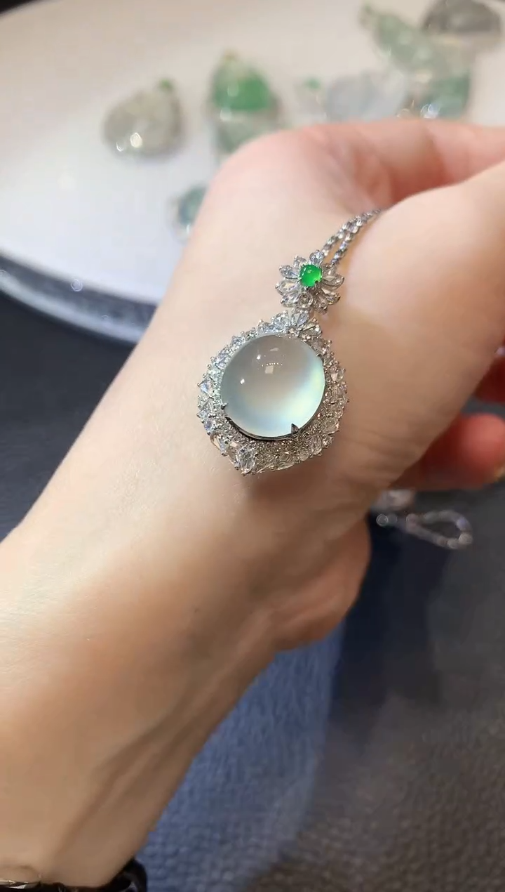【闪购商品】翡翠吊坠(不含链)18K金镶嵌A93 